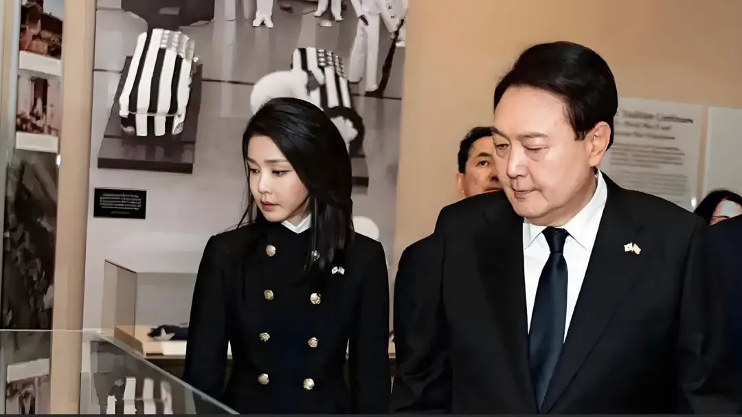局势逆转！尹锡悦回来了，获朴槿惠出山力挺和12万人的高呼支持