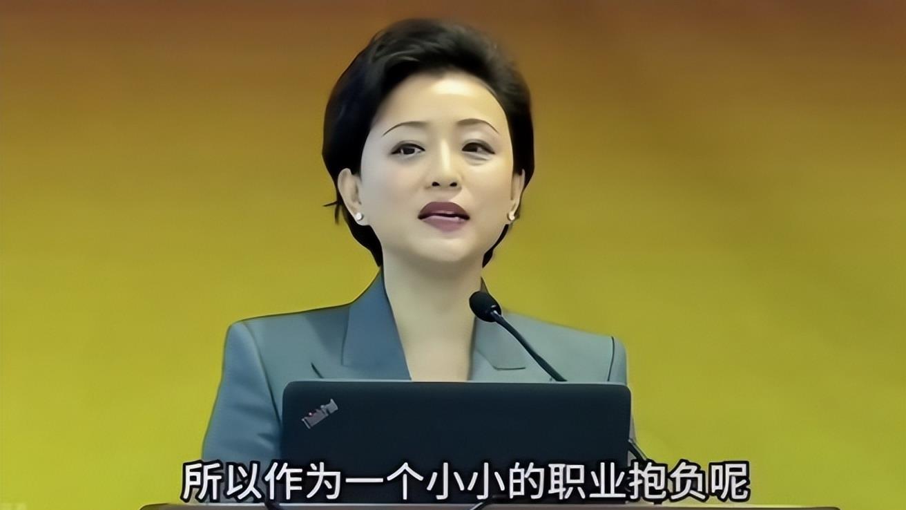 杨澜无滤镜怼脸状态绝了 与200斤富豪老公雨中相拥