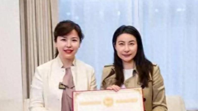 霍家三代同游内地成风潮！79岁霍震霆悬空寺获搀扶，郭晶晶小跑