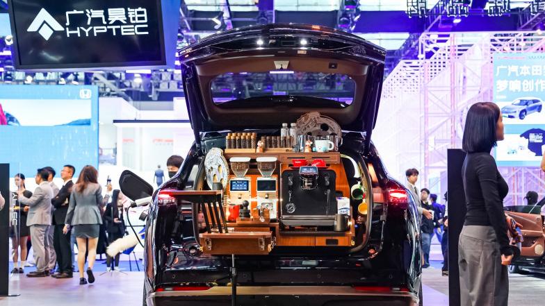 被广汽昊铂HT的跨界操作萌到了！这后排空间也太舒适了