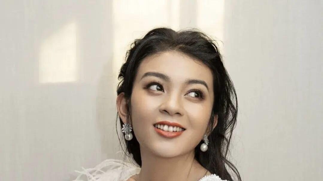 谈莉娜刘正飞同步官宣：缔结良缘之际迎来怀孕喜讯