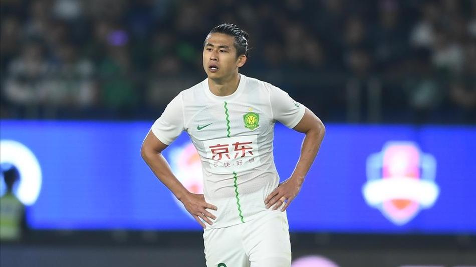 辣眼！国足前锋失大单刀+失空门引热议，球迷：很少用令人发指