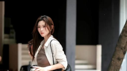 条纹衬衫搭配蓝色阔腿牛仔裤，舒适休闲轻松打造随性时尚感