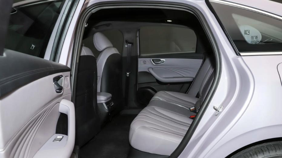 来自大厂的进化，荣威M7 DMH亮点不少，由前劳斯莱斯设计师操刀