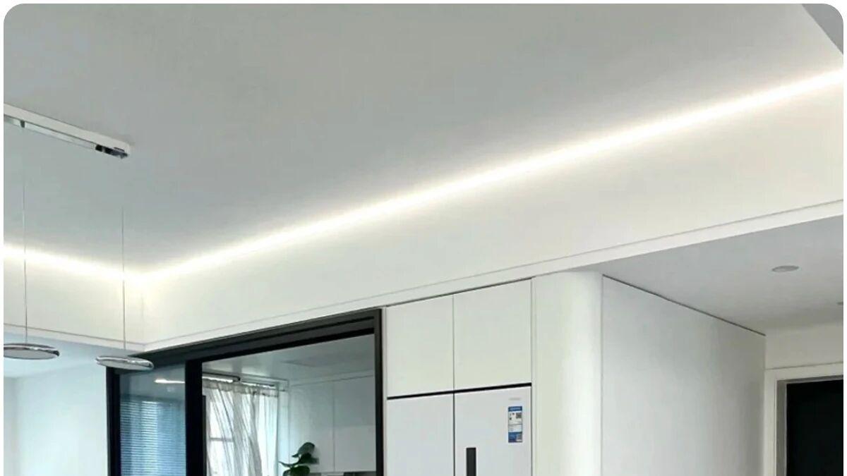 小厨房大冰箱，放哪既合适又美观？