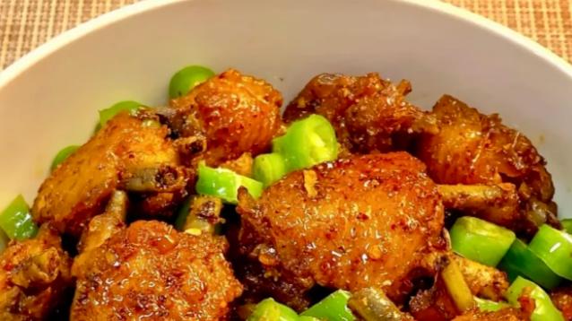 香辣鸡翅新吃法：香到舔手指，宝子们真的挖到宝了！