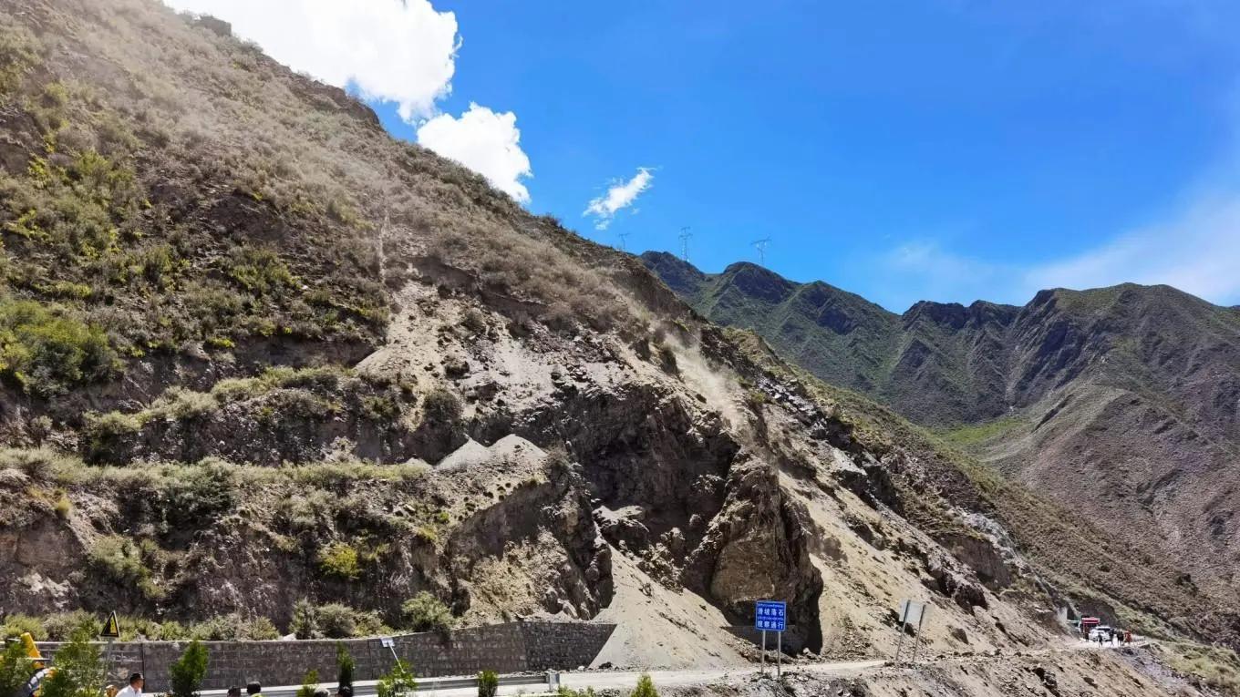 画风突变的雅鲁藏布江河谷（塌方）