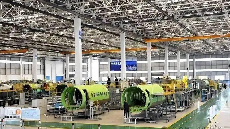 歼-35产能狂飙！中国隐形战机年产量200架，美国F-35要慌了？