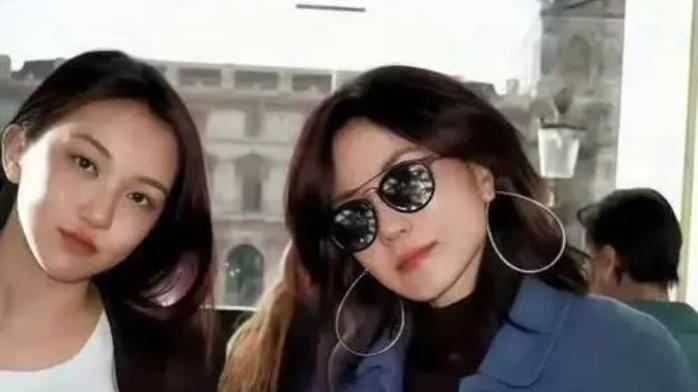 王菲女儿李嫣晒吸烟照，夹烟手势老练，母女三人都是烟民