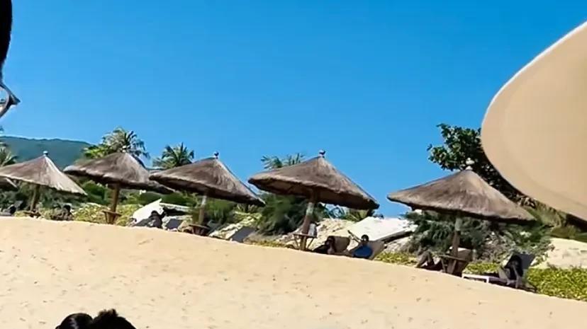 朱丹一家三亚出游，周一围依旧皱巴巴，儿女马赛克保护的太好了