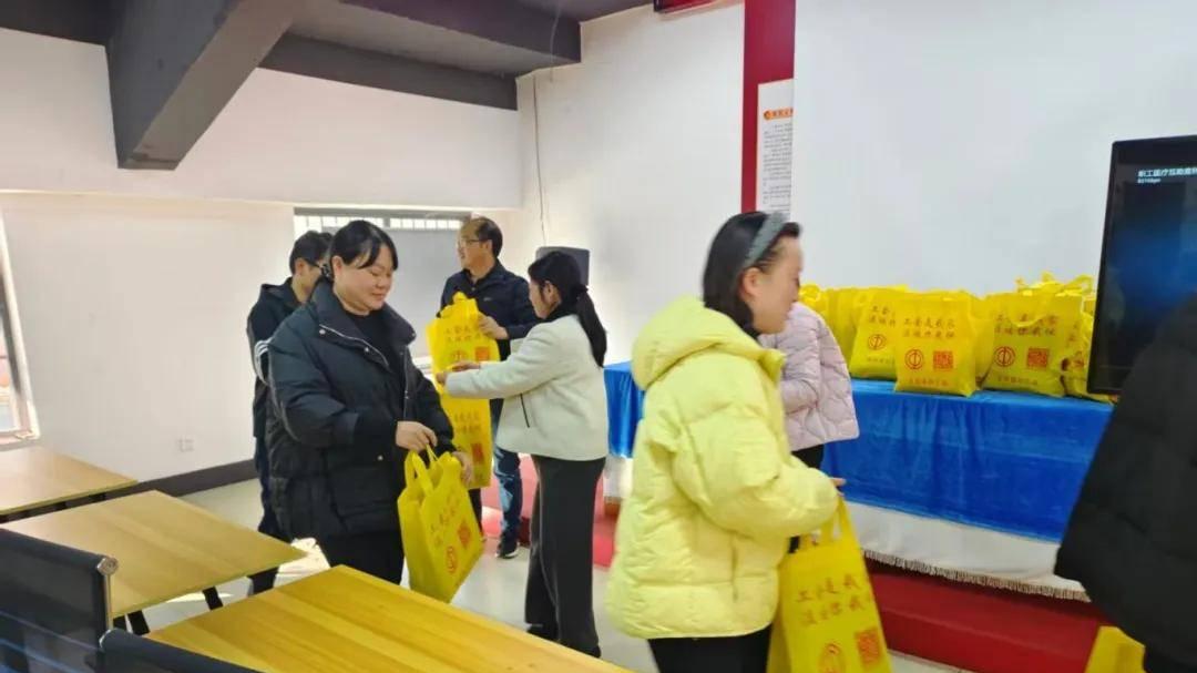 宜良县总工会为新就业形态劳动者送上入会礼包