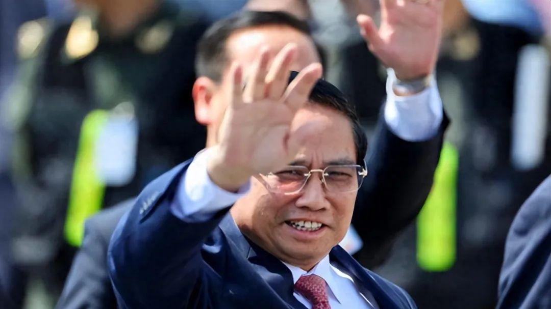 华盛顿出现罕见一幕：中国代表一入场，多国财长直接围了上来