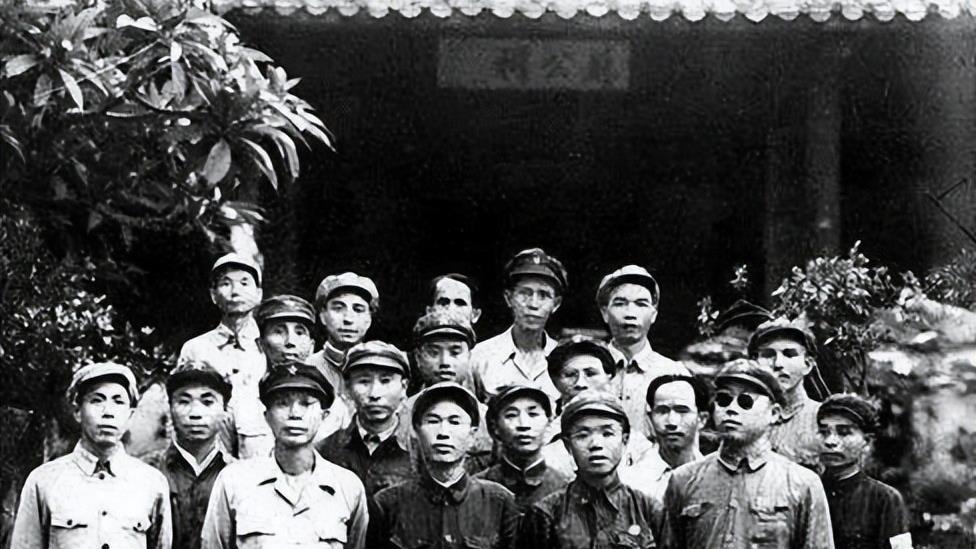 1981年韩先楚回家探访，和乡亲们交流后，拨通电话：传达我的指令