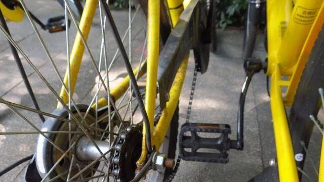 突发！骑行中的共享单车突然被锁致多人受伤，你还敢不敢骑？