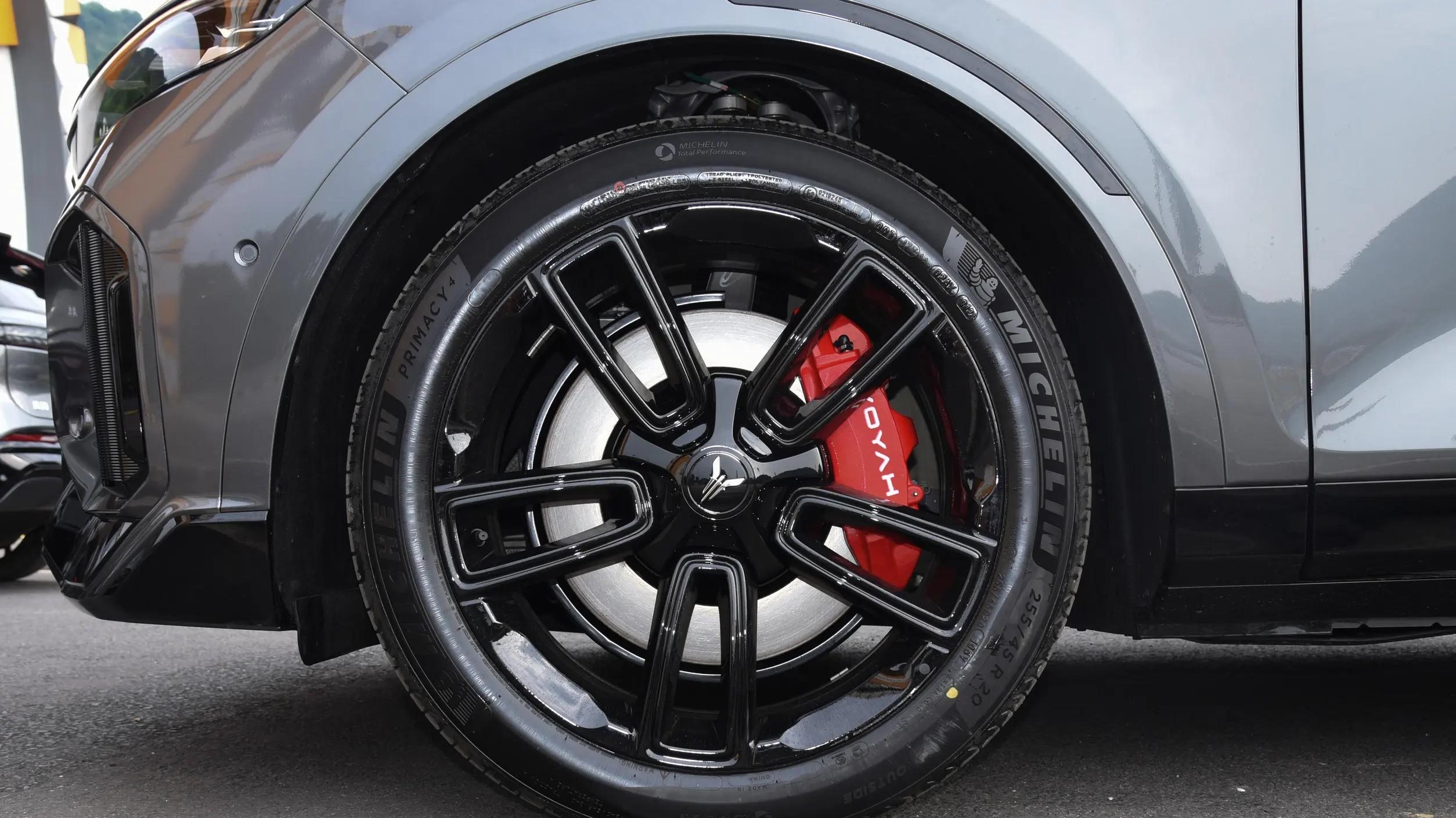 岚图FREE 318，配四驱空悬，百公里加速4.5秒，综合续航1357km