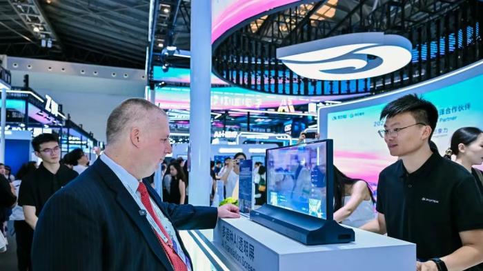 WAIC为何选择科大讯飞？辛顿背后的AI同传凭啥是讯飞？