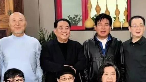 71岁陈佩斯中戏开讲：座无虚席，靳东也现身同堂学习！