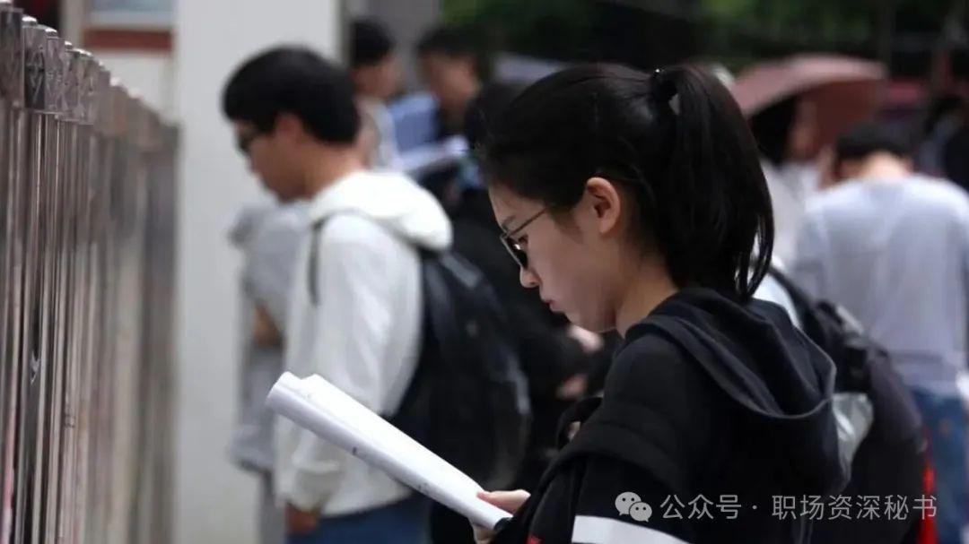 名校学生直言：“体制内实习几个月后不想考公了”，还是太年轻