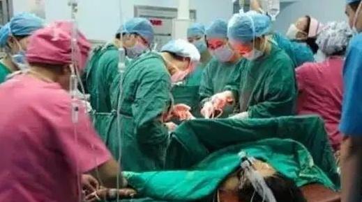 43岁产妇剖腹产下6胞胎，看到孩子的性别，产科医生都感觉惊喜连连