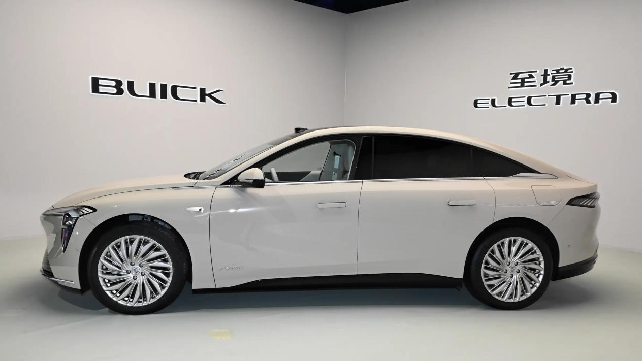 长超5米，搭1.5T增程，纯电能跑302km，配Momenta驾驶辅助