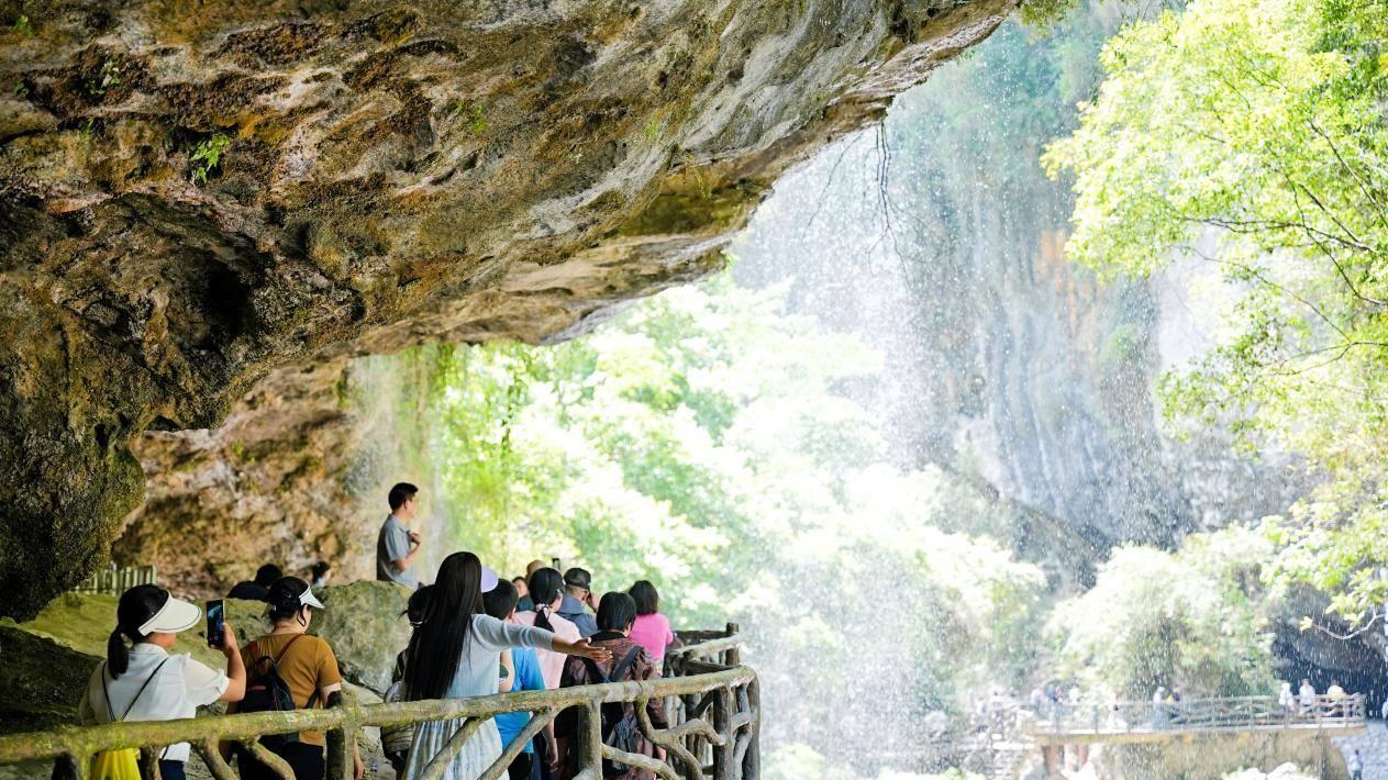 “五一嘉年华·沉浸大巴山”2025巴山大峡谷五一沉浸式狂欢节 ——全域沉浸式体验，24小时精彩不断