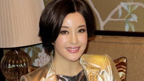 刘晓庆回老家选墓地，摘假发后大变样，点鱼风波引热议