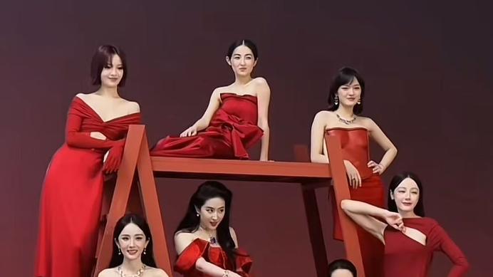 11位女星合体拍封面时闲聊，把内娱“塑料姐妹情”展现的淋漓尽致