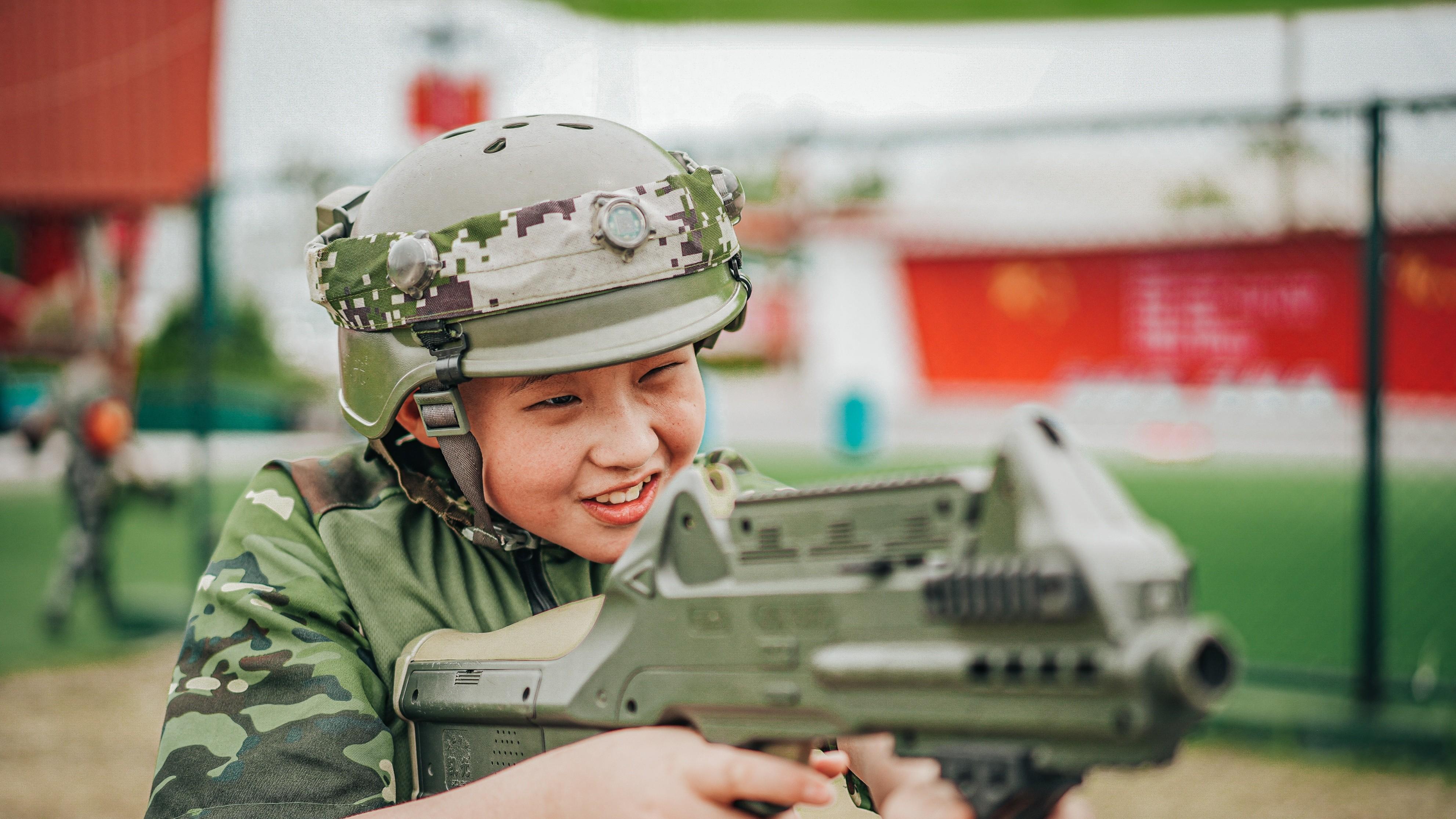 隔代宠成 “小皇帝”？军事特训让娃独立到惊喜！