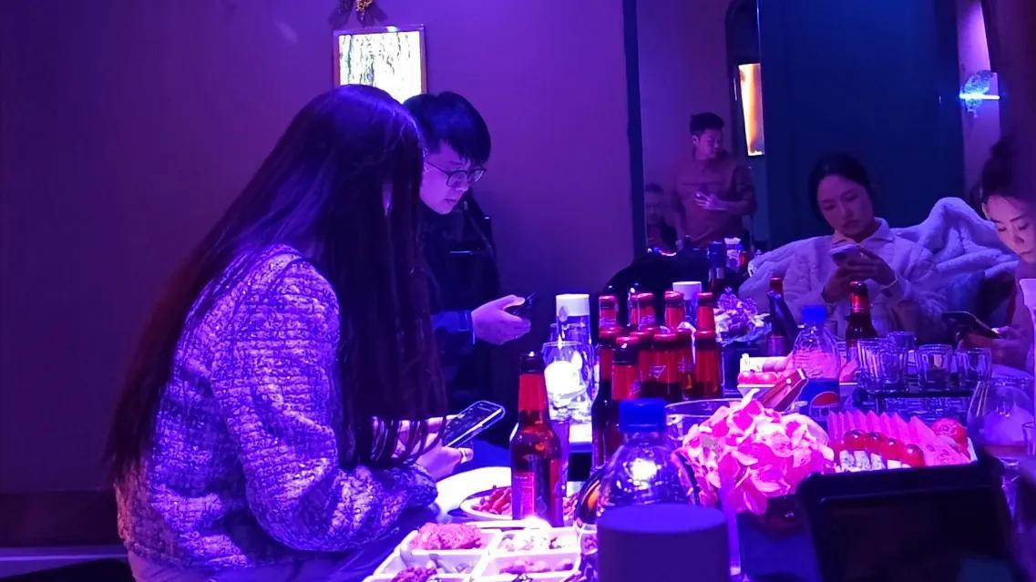 国企多名高管被举报接受有偿陪侍后续：官方通报，三人都已停职，现场画面曝光