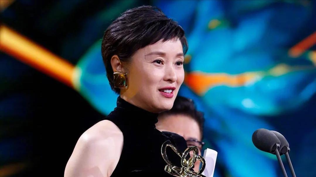 吴越太可爱了！晒18张剧组生活照，偷拍徐峥、过生日，自称老仙女