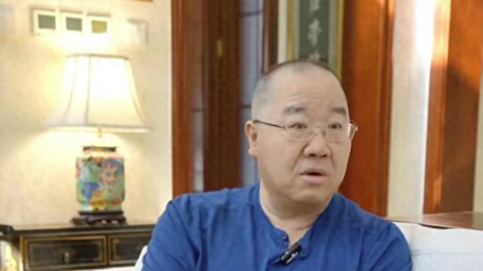 65岁英达罕晒北京别墅，客厅都是黄花梨家具，家中藏品价值千万