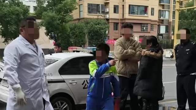 南充男子去蹭吃蹭喝，醉倒后同桌都跑了：没人喊他来，我不认识他