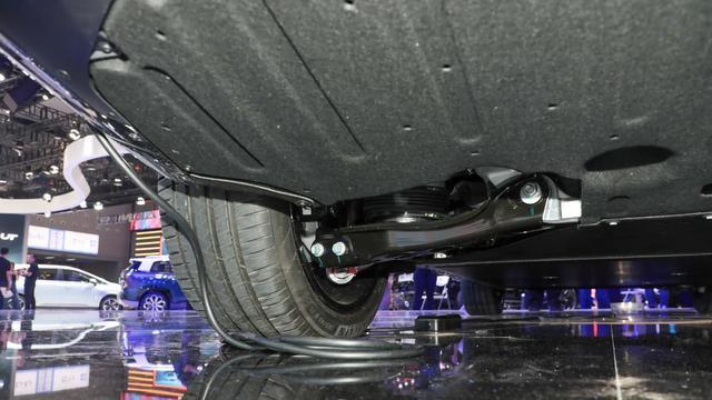 国产大六座SUV亮相，28万起配激光雷达，理想L8面临新挑战