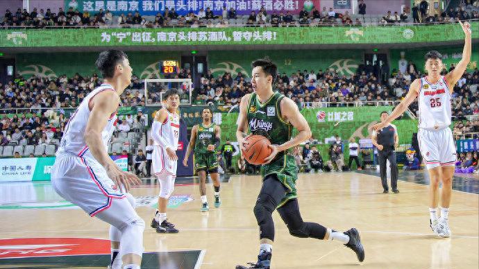 CBA争议前锋合同到期！多家俱乐部与其接触，数据好却难进国家队
