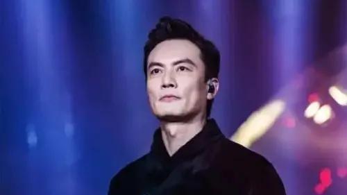 上海男星林栋甫李泉聚餐！坐塑料凳喝白粥，明星也爱苍蝇馆
