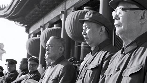 华国锋逛庙会被群众认出，被问是否是华主席，他低声回应：不是