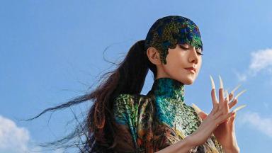 杨丽萍被曝私生活荒诞，生活全靠男助理伺候！网友：现实版老佛爷