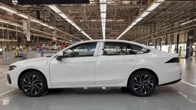 新一代速腾L实车曝光，尺寸加长，配8155智能座舱，还有何看点？