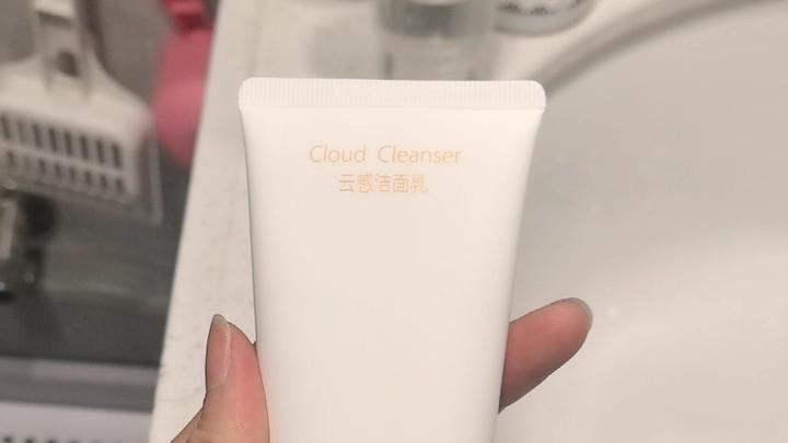 2025氨基酸洁面趋势：正确步骤解决敏感肌紧绷，重现清爽透亮