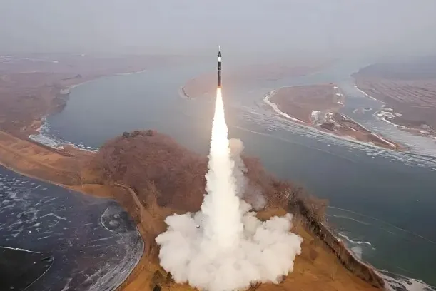 朝鲜试射自己的高超音速“东风-27”，技术进步速度骇人，美日韩不敢乱动一下