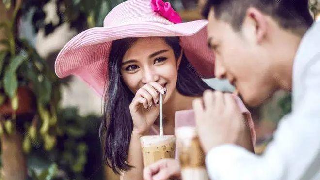 女人偷偷喜欢一个男人，往往会有这4种明显表现，不喜欢装不出来