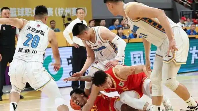 官宣，广厦处罚出炉，老板重罚，球队12万，孙铭徽禁赛悬念揭晓