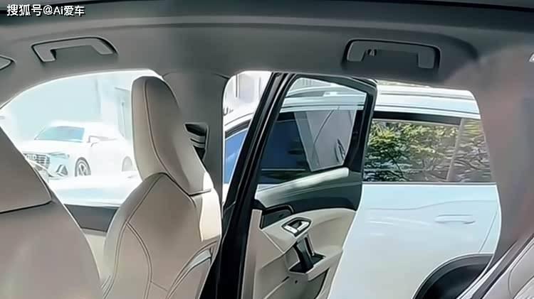 奥迪Q5L新款现身地库！黑武士涂装配华为智驾+五代EA888 2.0T