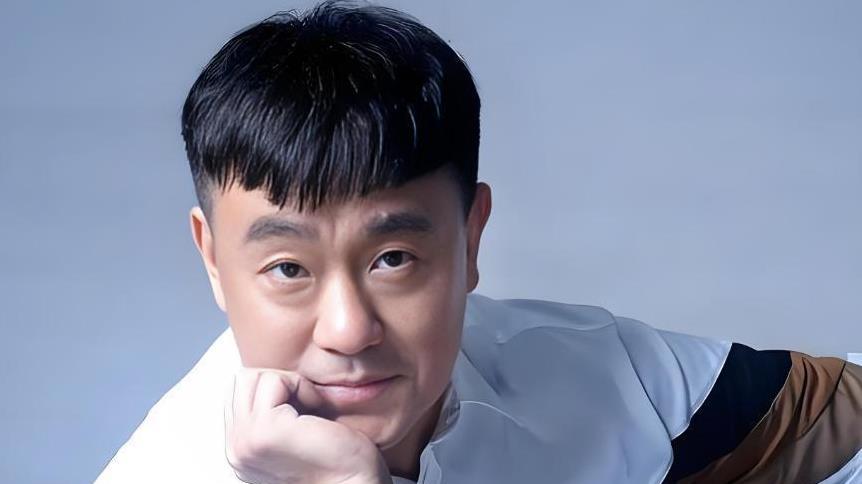 结婚多年无绯闻的何冰，看看他的妻子，你会明白他为何不轻举妄动