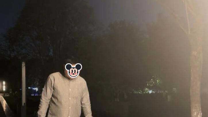 女子喝醉躺在公园的凳子上，陌生男子路过把她带回家：怕她有危险