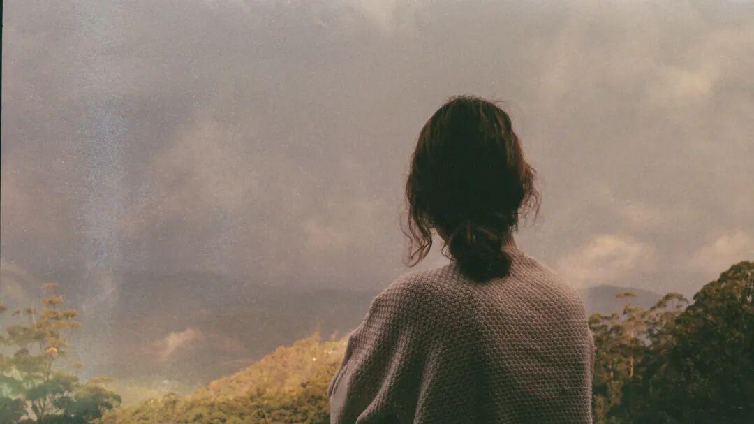 你以为努力就够了？真正拖垮年轻女性的，是这7种隐形内耗