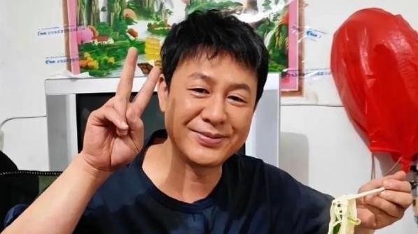 明星街头擦鞋直播，真实生活令人心疼，努力拼搏不失尊严