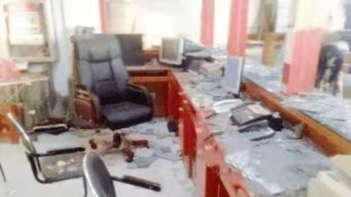 男子因“受够”催债电话，竟上门打砸公司，还“暴揍”40名催收员