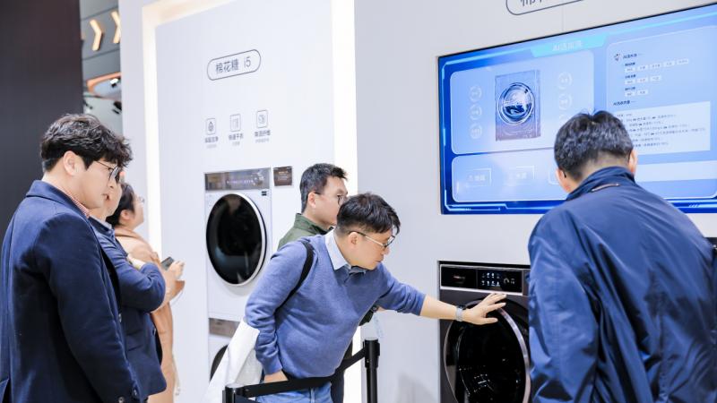 海信AWE 2025放大招，全球首台4合1热泵洗烘一体机终结衣物混洗难题