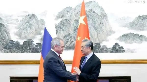 美国已暂停对乌军援，泽连斯基欲以空间换时间